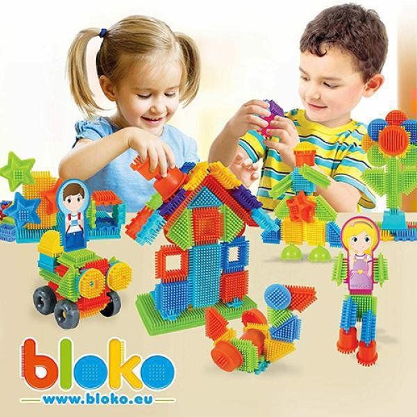 2 παιδιά παίζουν με Bloko Σφηνοτουβλάκια